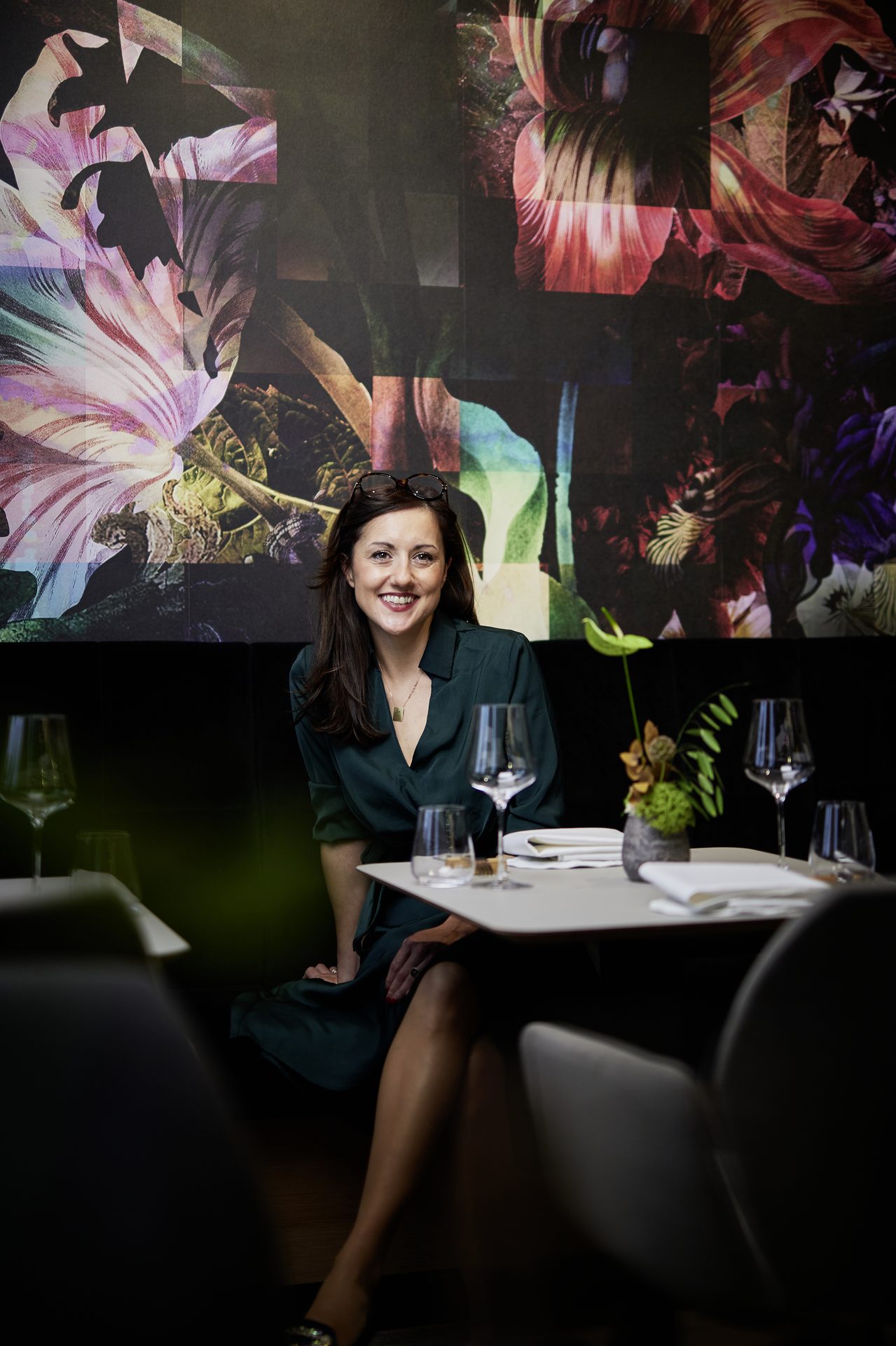 Elli Möbius an einem gedeckten Tisch im Restaurant