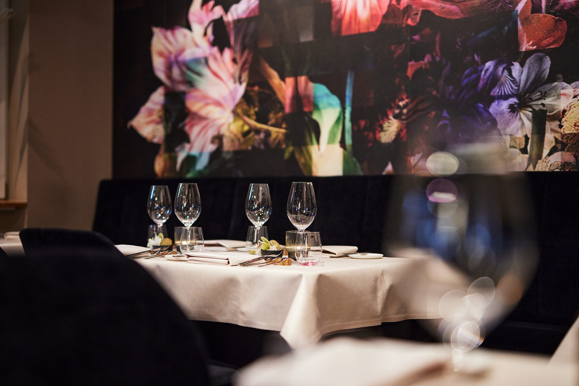 Gedeckter Tisch im Restaurant vor dem Blumen-Mural