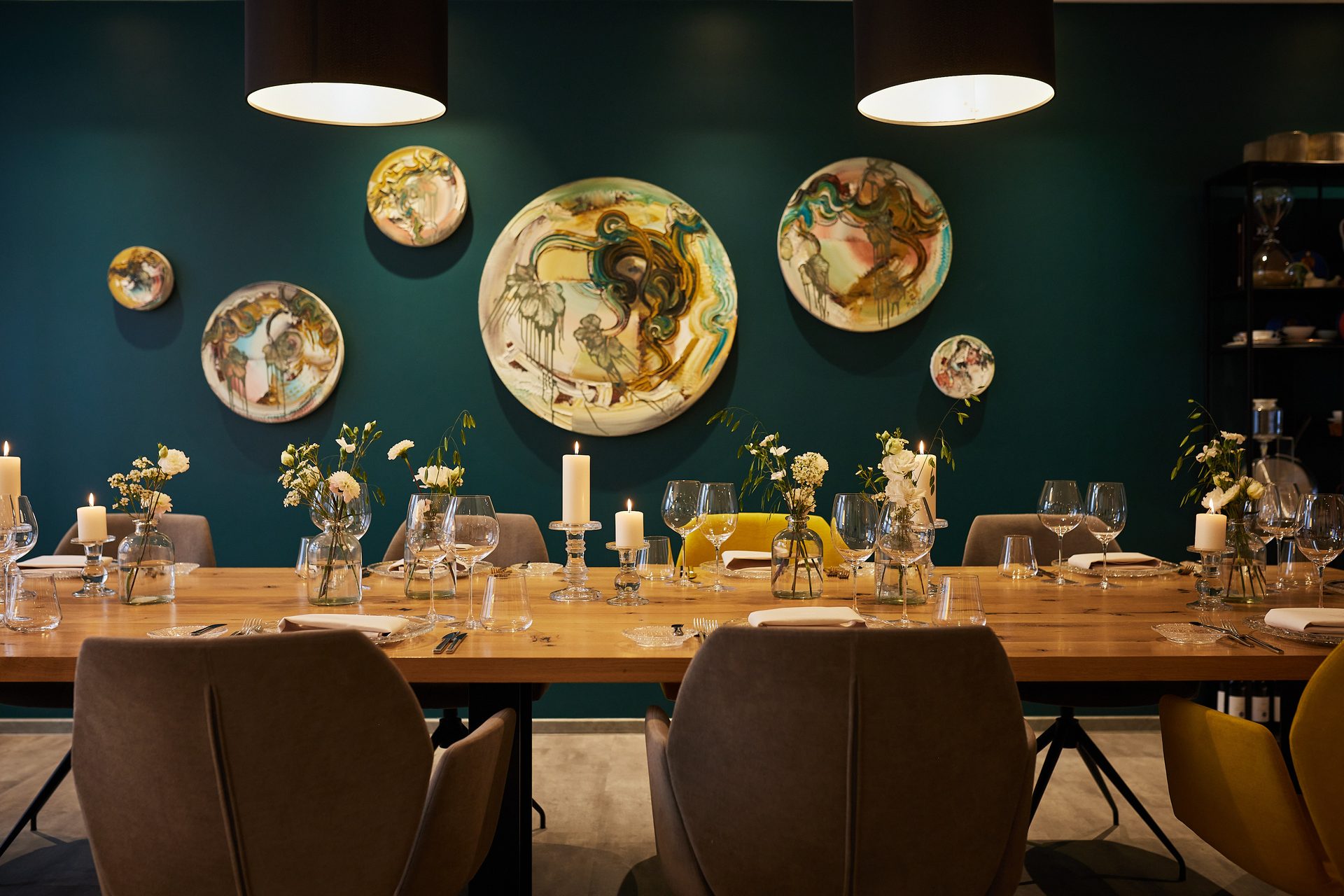Das studio im möbius — Wohnküche mit langer Tafel und kunstvollen Tellern an der Wand
