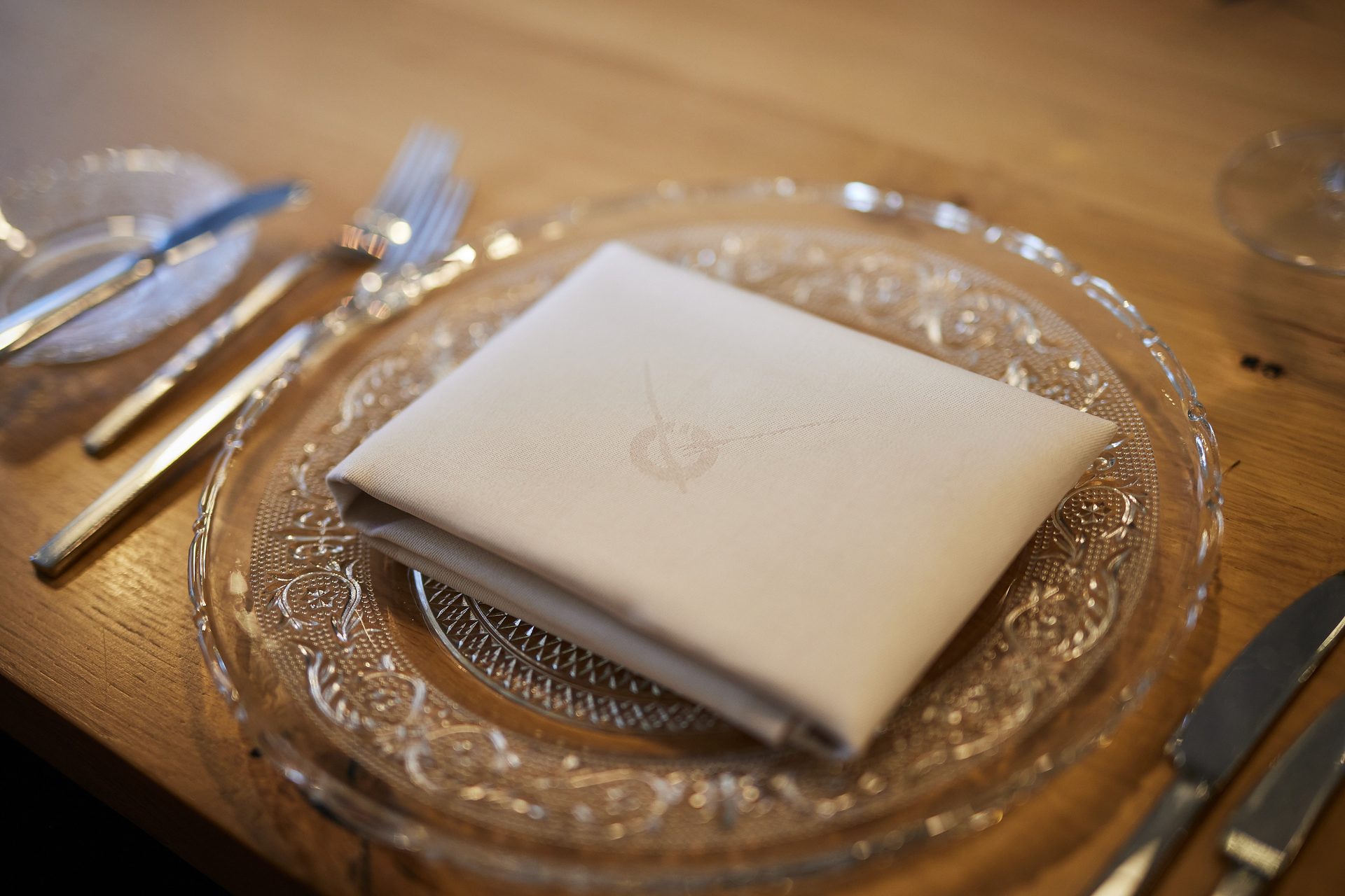 Serviette mit möbius-Logo auf Glas-Teller