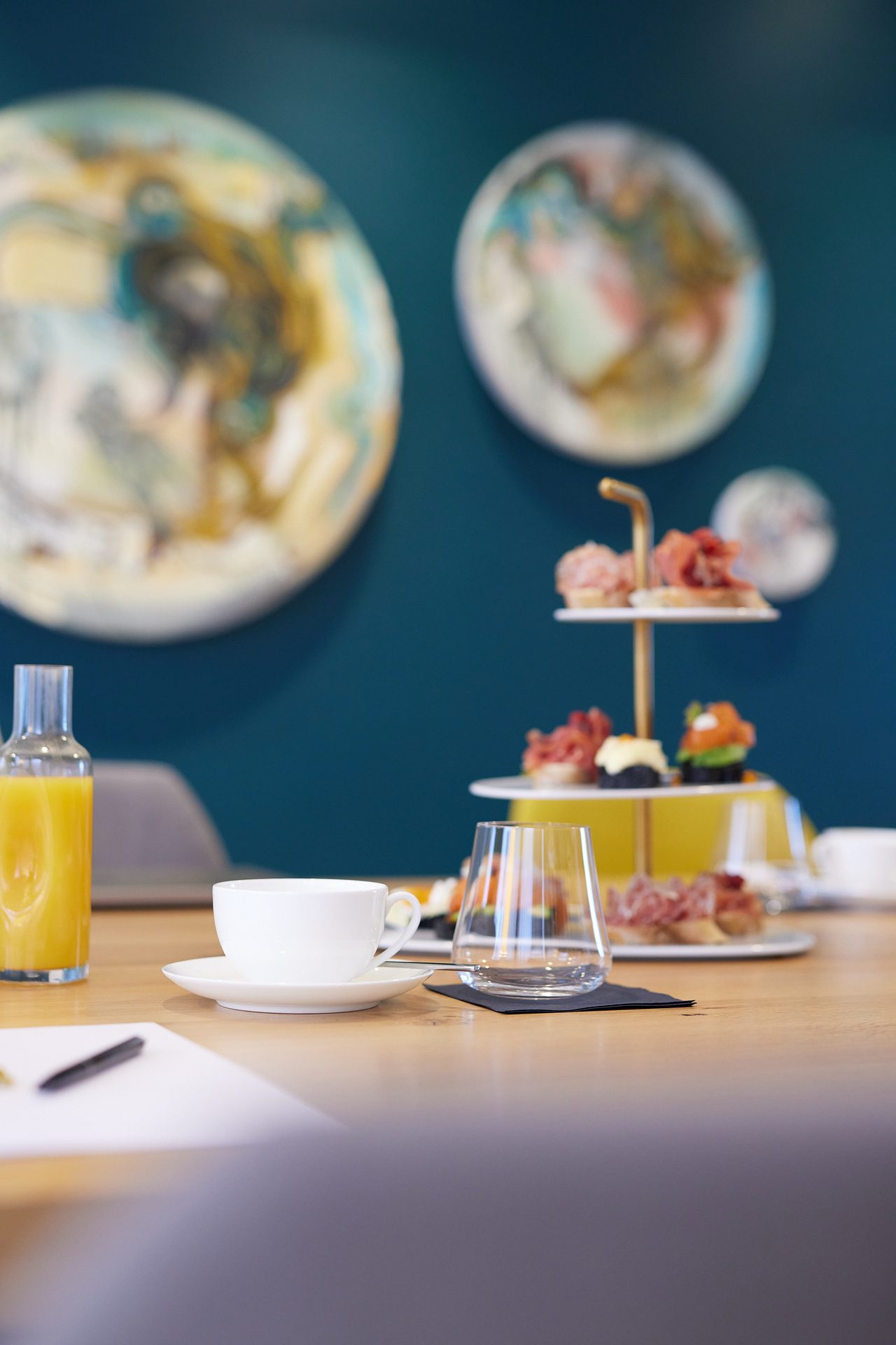 Das studio bei Tageslicht — Tafel mit Vorhängen