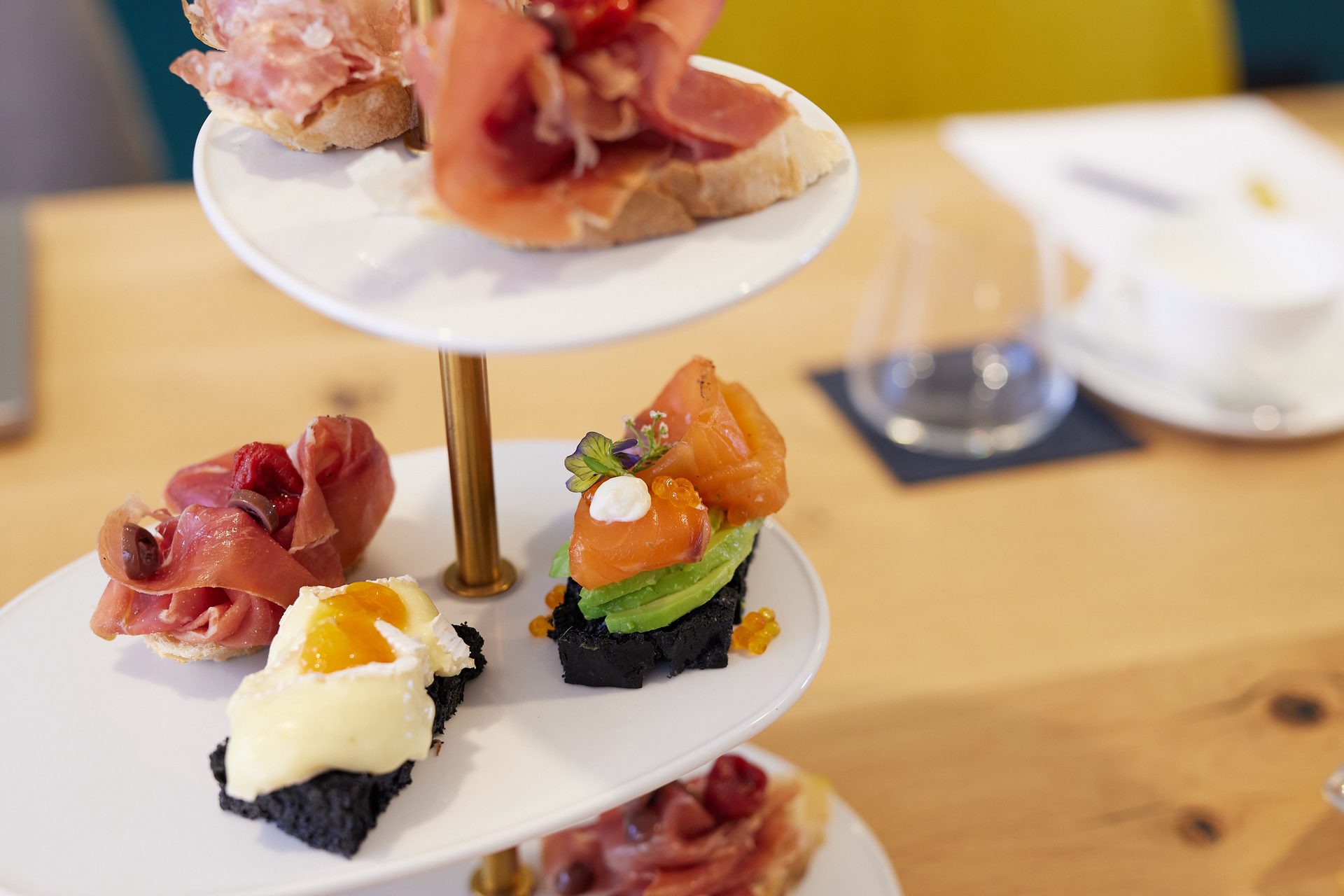 möbius Catering — Etagère mit Schinken, Lachs und Käse