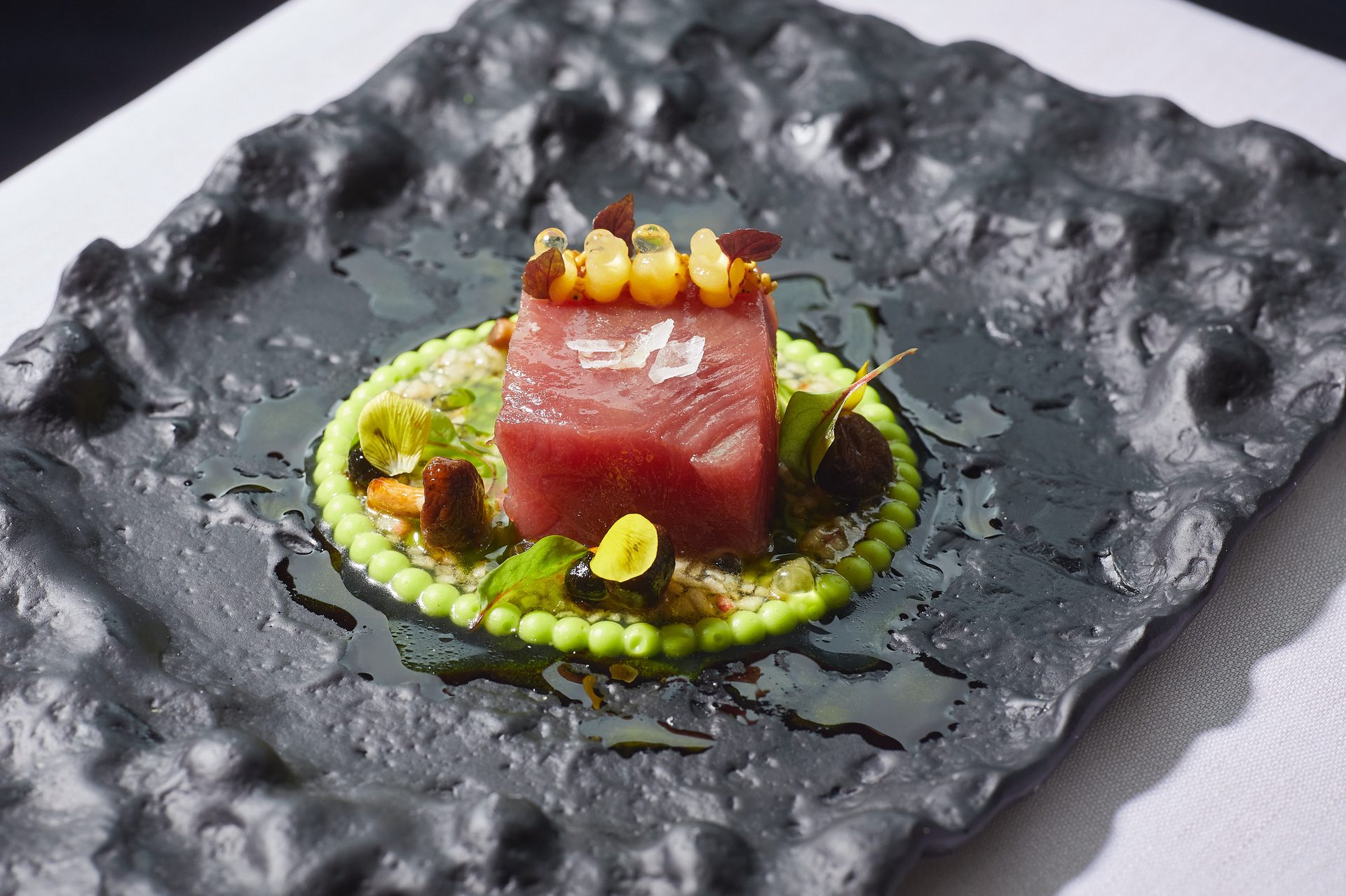 Thunfisch von den Malediven mit frischem Wasabi und Shiitake-Pilzen