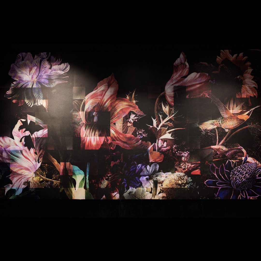 möbius Restaurant — Blumenwand